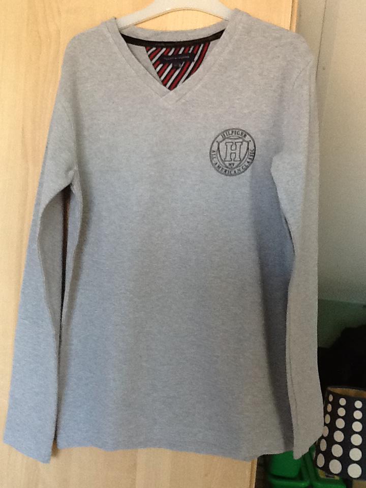 Leuk grijs shirt van HILFIGER, Kinderen en Baby's, Kinderkleding | Maat 152, Ophalen of Verzenden, Zo goed als nieuw, Jongen, Shirt of Longsleeve