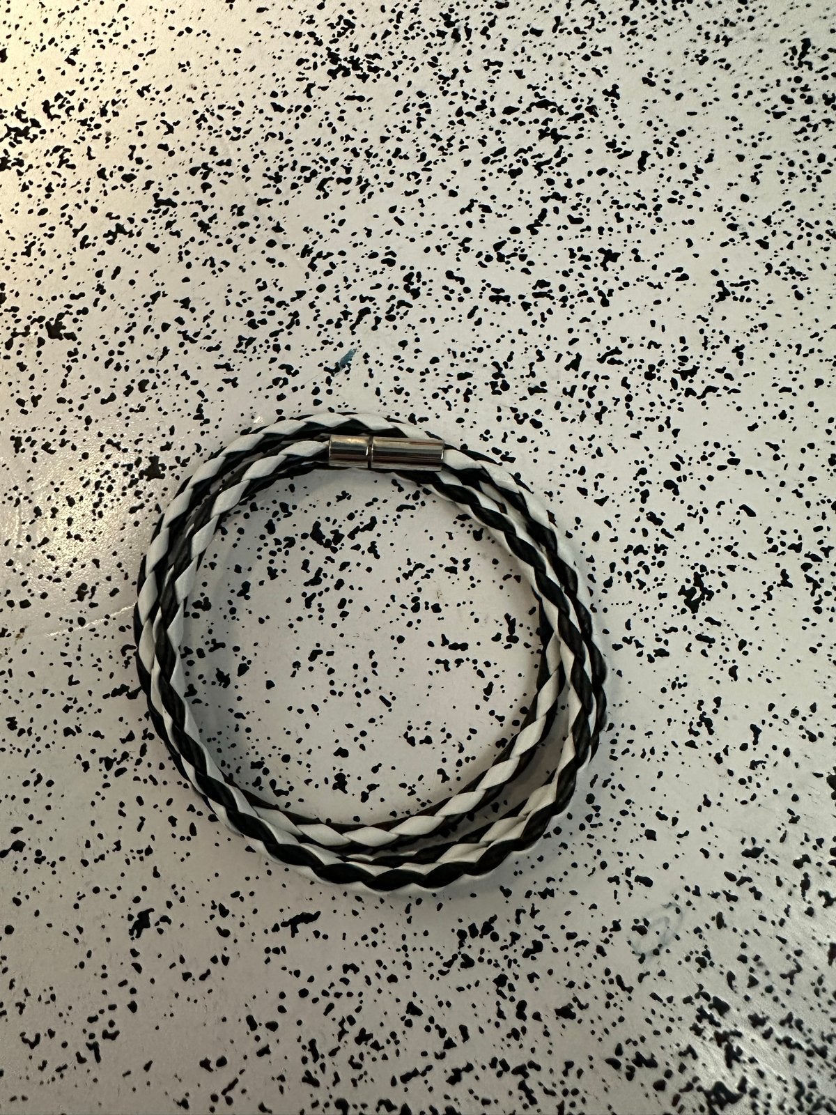 Stijlvolle Uniseks Leren Wikkelarmband 60cm  - Zwart/Wit, Sieraden, Tassen en Uiterlijk, Armbanden, Ophalen of Verzenden, Nieuw
