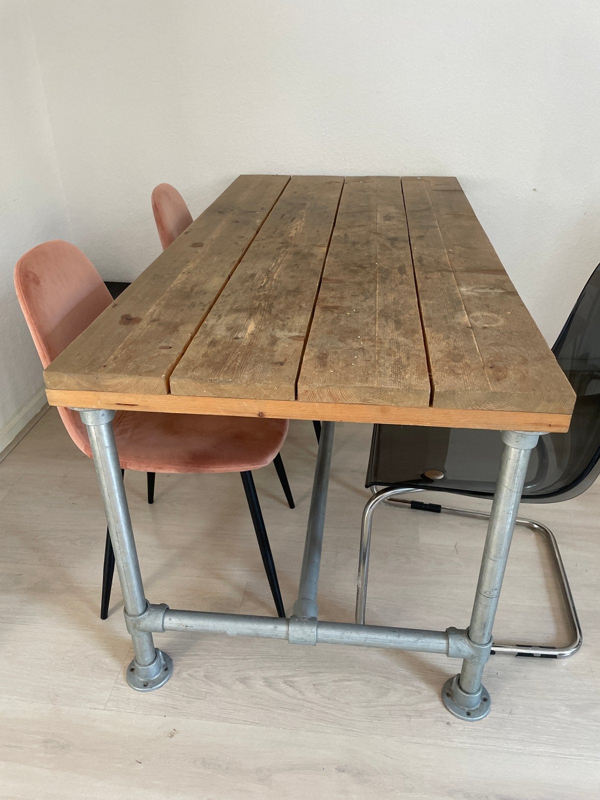 Compacte houten tafel met stalen poten, Ophalen, Gebruikt, 50 tot 100 cm, 150 tot 200 cm