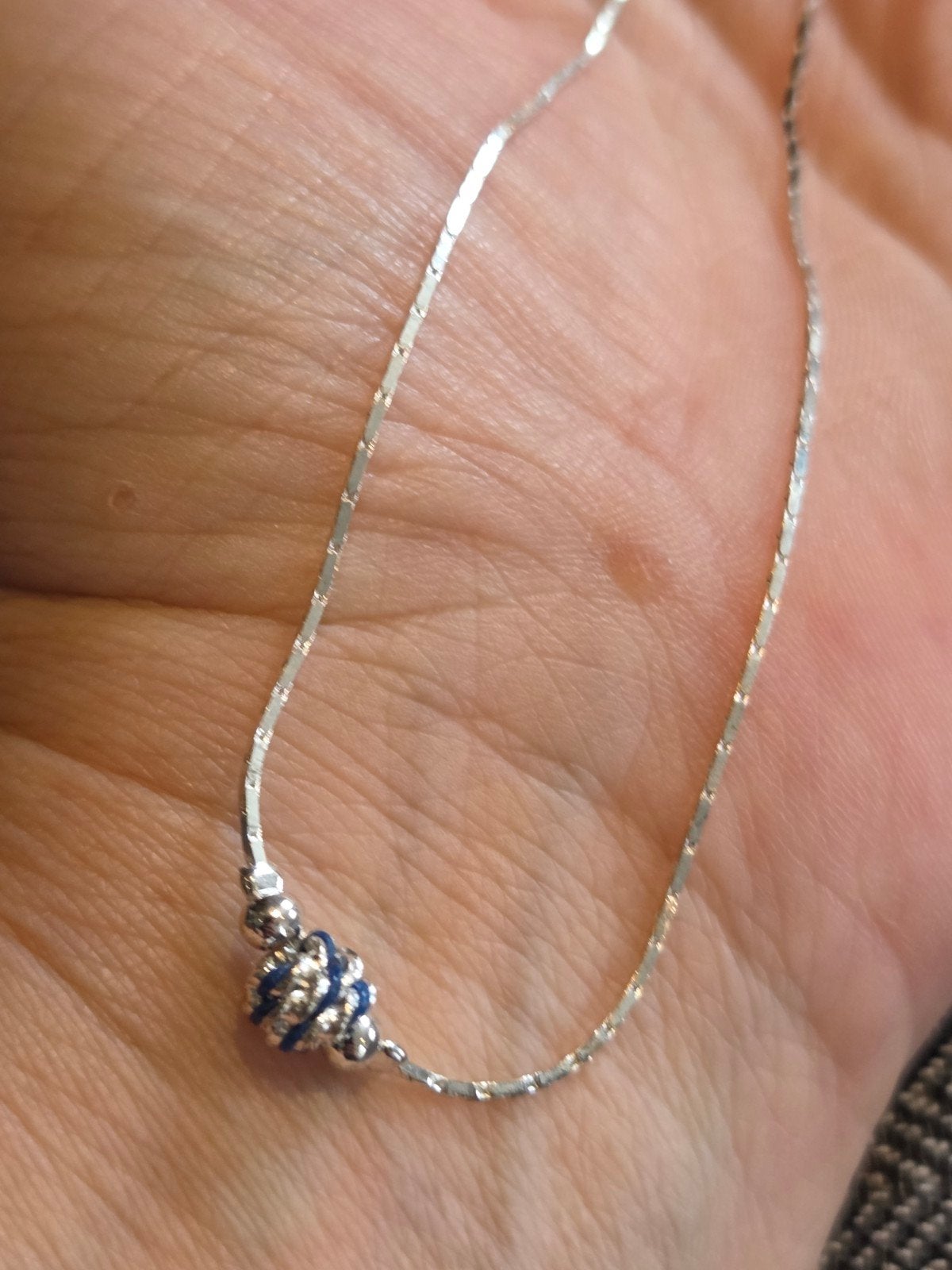Zilverkleurige ketting met blauwe kraal, 18 cm, nieuw, Ophalen of Verzenden, Nieuw, Zilver, Overige materialen