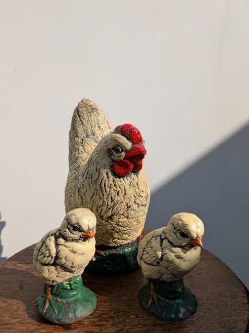 Nieuw Porselino Kip met 2 kuikens beeldje, Ophalen of Verzenden, Zo goed als nieuw, Dier