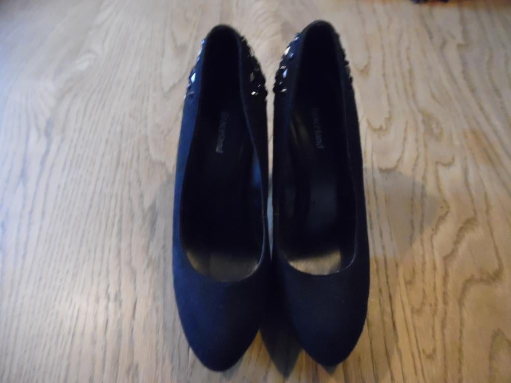 zwarte gala of feest pumps suède maat 37 hak 11 cm met studs, Zwart, Ophalen of Verzenden, Zo goed als nieuw, Graceland