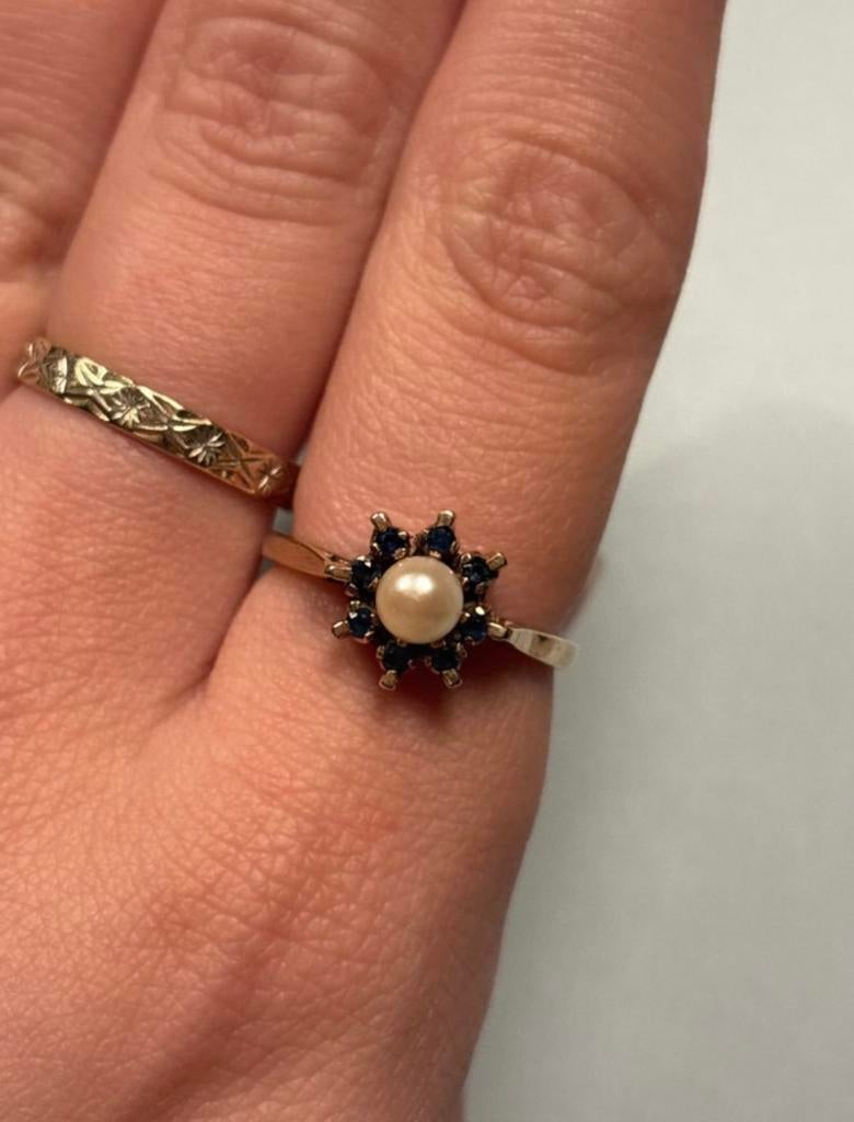 Vintage 9 karaat gouden ring met saffier en parel, Sieraden, Tassen en Uiterlijk, Ringen, Met edelsteen, Zo goed als nieuw, 17 tot 18