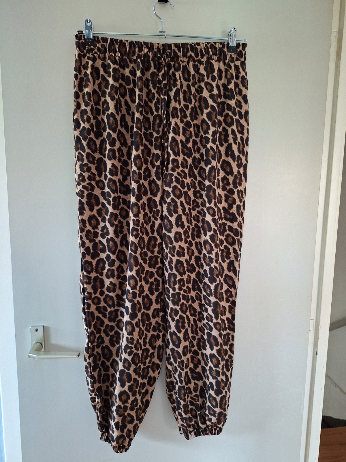 Luipaardprint broek, Kleding | Dames, Bruin, Maat 42/44 (L), Ophalen of Verzenden, Zo goed als nieuw