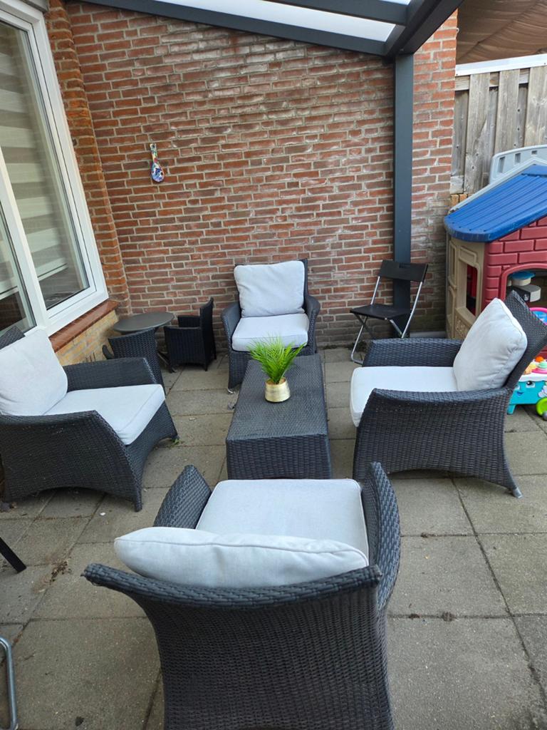 Kunststof tuinset met 4 stoelen en lichtgrijze kussens, Tuin en Terras, Tuinsets en Loungesets, Ophalen of Verzenden