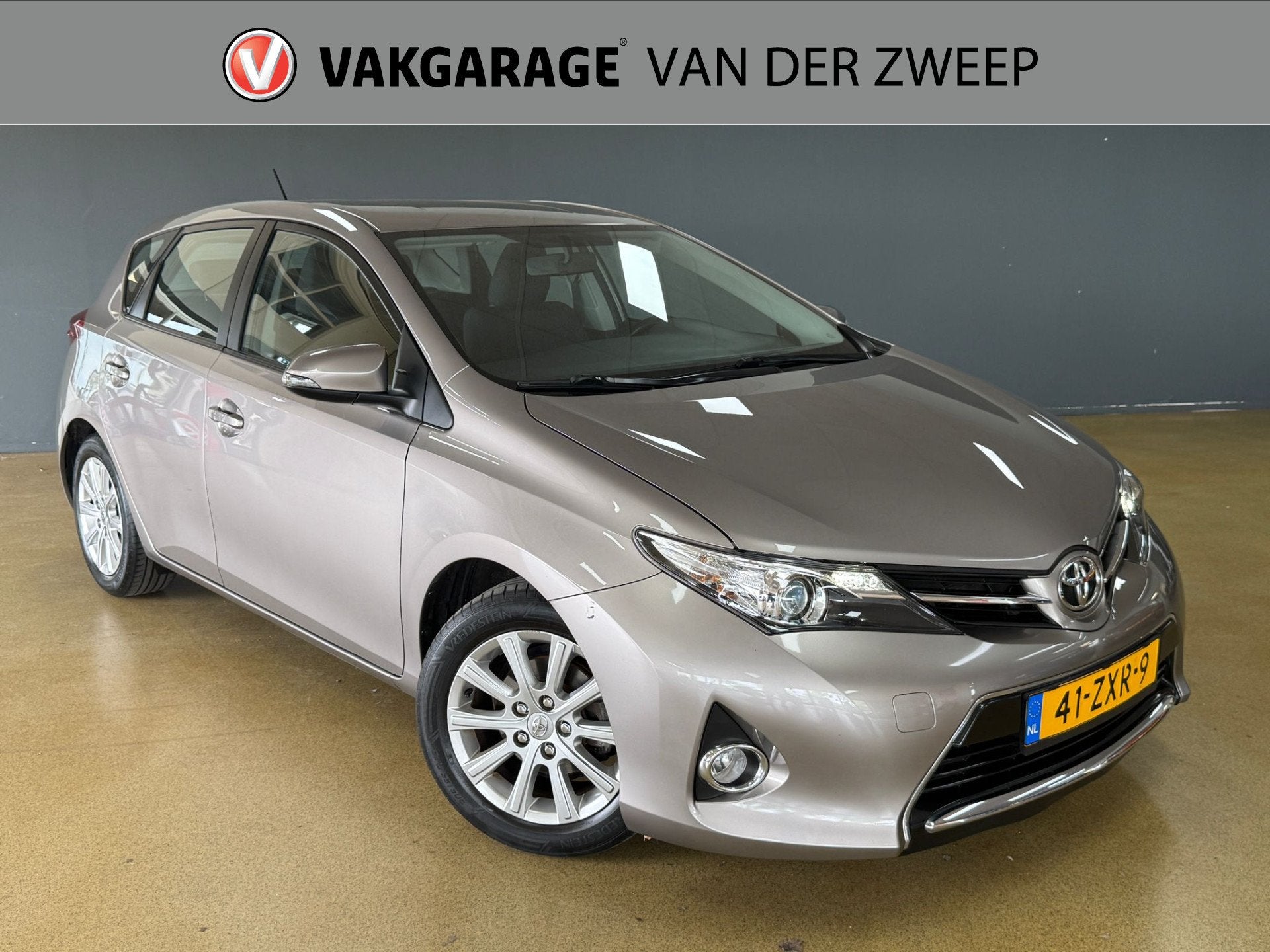 Toyota Auris 1.3 Aspiration | Navigatie | Camera | Trekhaak., Auto's, Voorwielaandrijving, Euro 5, 4 cilinders, Bruin