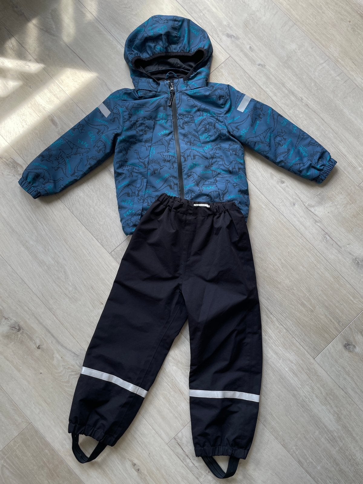 H&M regenpak / outdoor maat 110 softshell jas & regenbroek, Kinderen en Baby's, Ophalen of Verzenden, Zo goed als nieuw, Jas