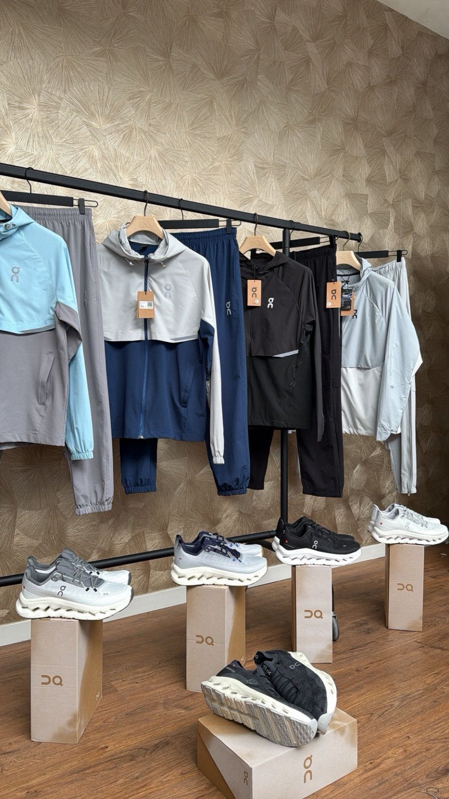 ACTIE! Oncloud trainingspak sneakers Under armour essentials, Kleding | Heren, Zwart, Overige maten, Ophalen of Verzenden, Zo goed als nieuw