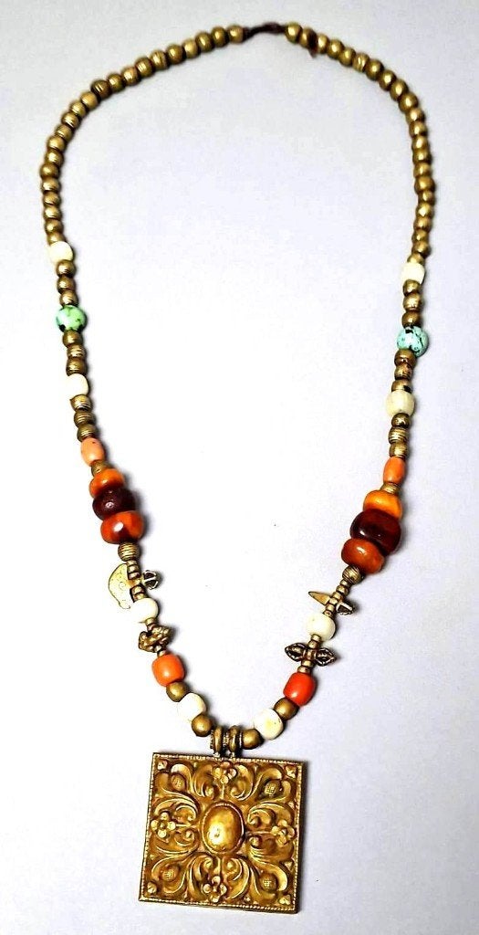 Antieke Boeddhistische Amber Amulet Ketting Tibet Nepal, Ophalen of Verzenden, Brons, Ketting, Met edelsteen