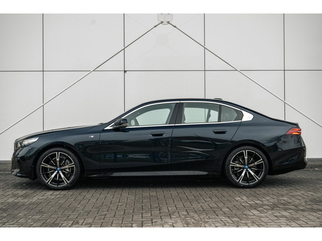 BMW i5 eDrive40 M Sport / Panoramadak / Trekhaak / Parking A, Auto's, BMW, Automaat, 81 kWh, Achterwielaandrijving, Met garantie (alle)