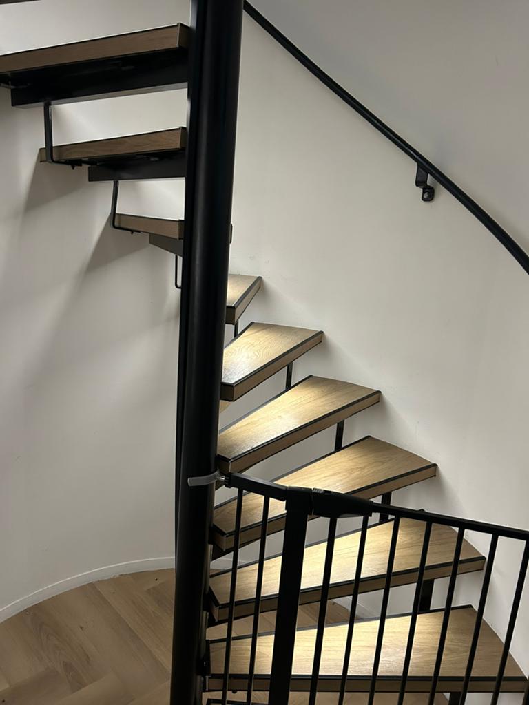 Trap en vloeren €850 voor 12 treden inc materiaal en montage, Doe-het-zelf en Verbouw, Ladders en Trappen, Ophalen of Verzenden