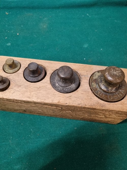 Gewichten vintage messing in houten blok, Ophalen of Verzenden