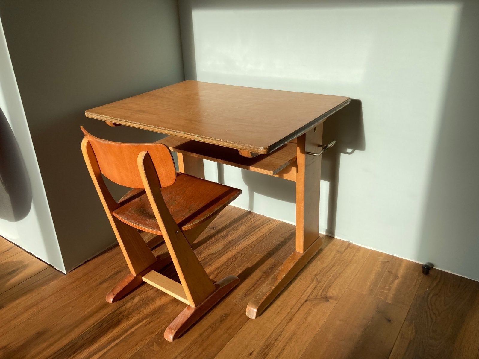Vintage kinderbureau met stoel, Kinderen en Baby's, Kinderkamer | Tafels en Stoelen, Ophalen, Zo goed als nieuw, Tafel(s) en Stoel(en)