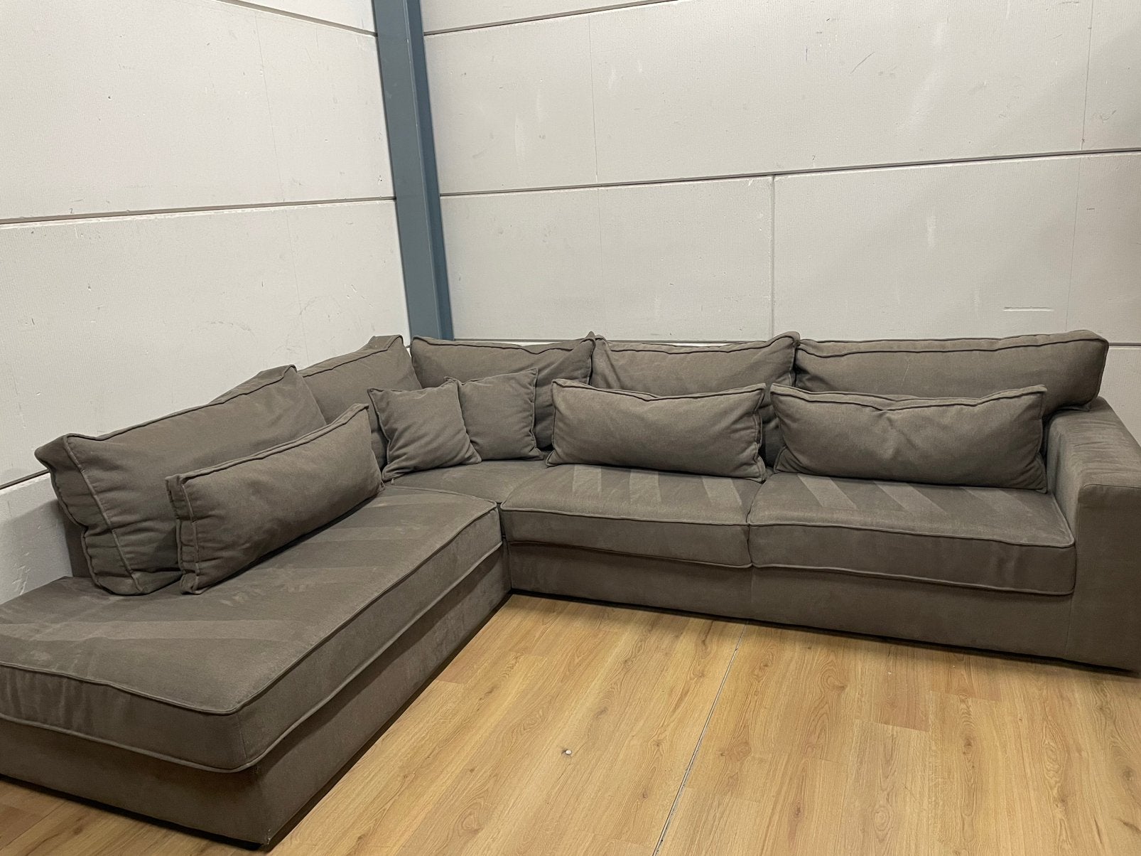 Mooie luxe suede taupe grijze hoekbank - GEREINIGD!!!