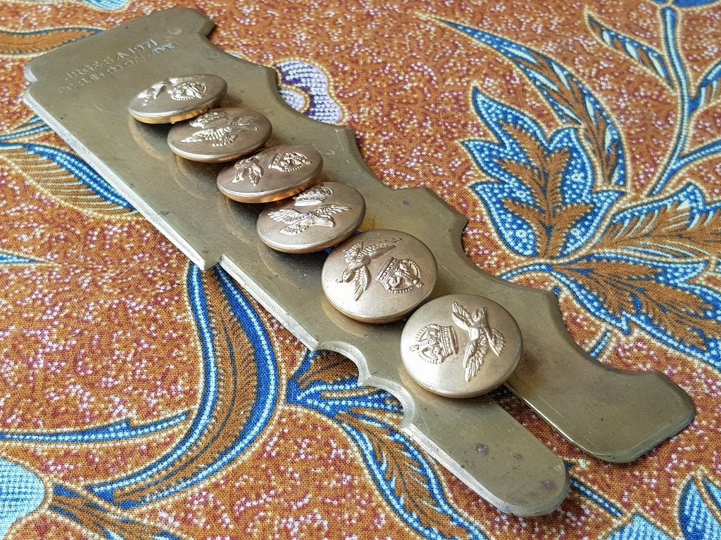 Mooie oude Engelse militaria knopenreiniger met zes knopen., Ophalen of Verzenden, Koper