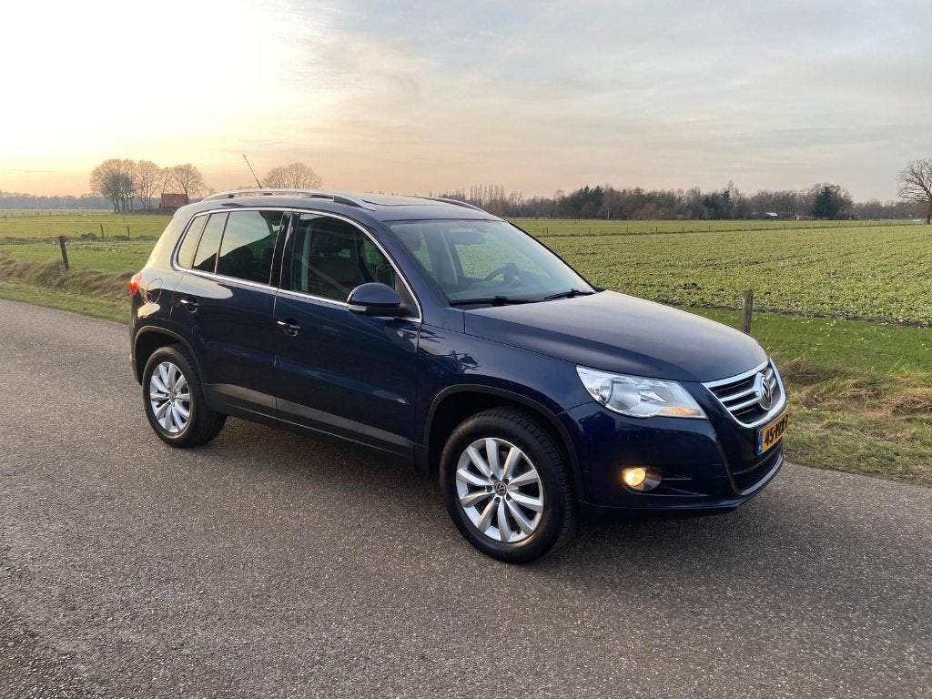 VW Tiguan SPORT&STYLE  Donkerbruin Leer   Panorama schuifdak, Auto's, Voorwielaandrijving, Euro 5, 15 km/l, 1800 kg