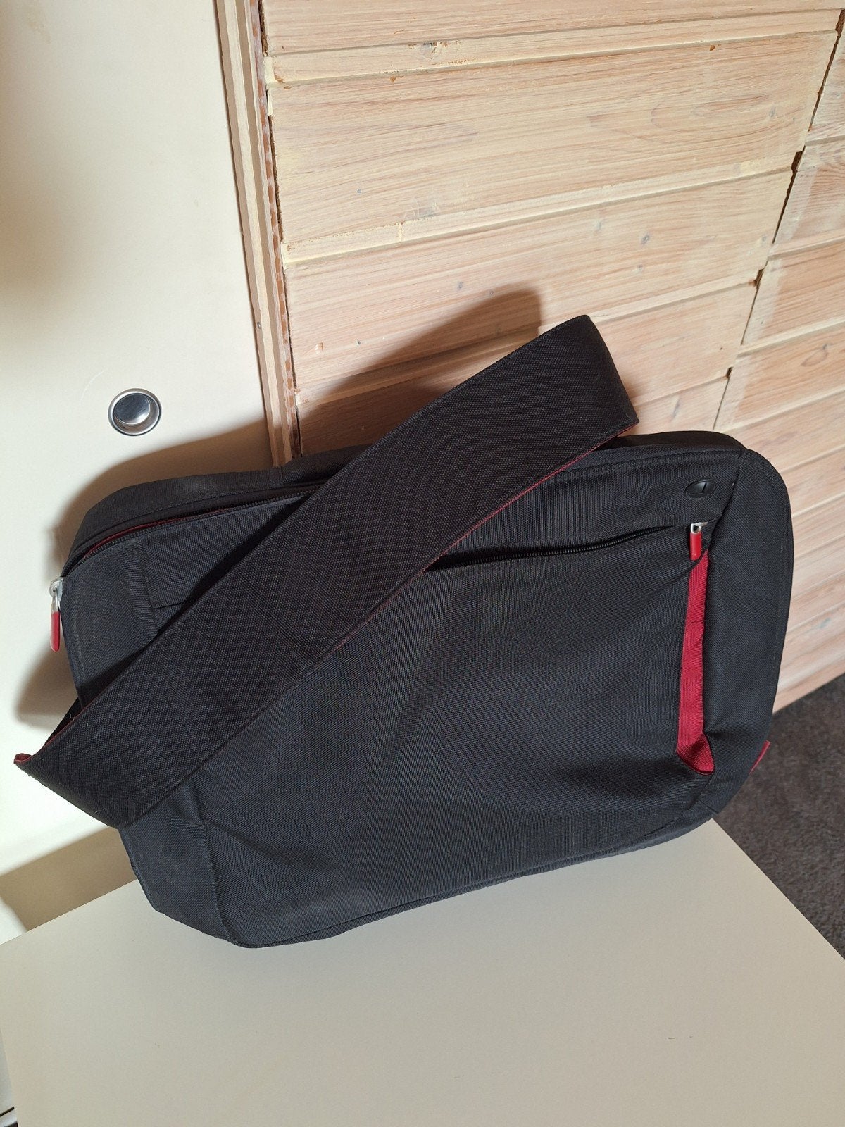 Belkin laptoptas - Zwart met rode accenten, Computers en Software, 15 inch, Gevoerd laptopvak, Ophalen of Verzenden, Zo goed als nieuw