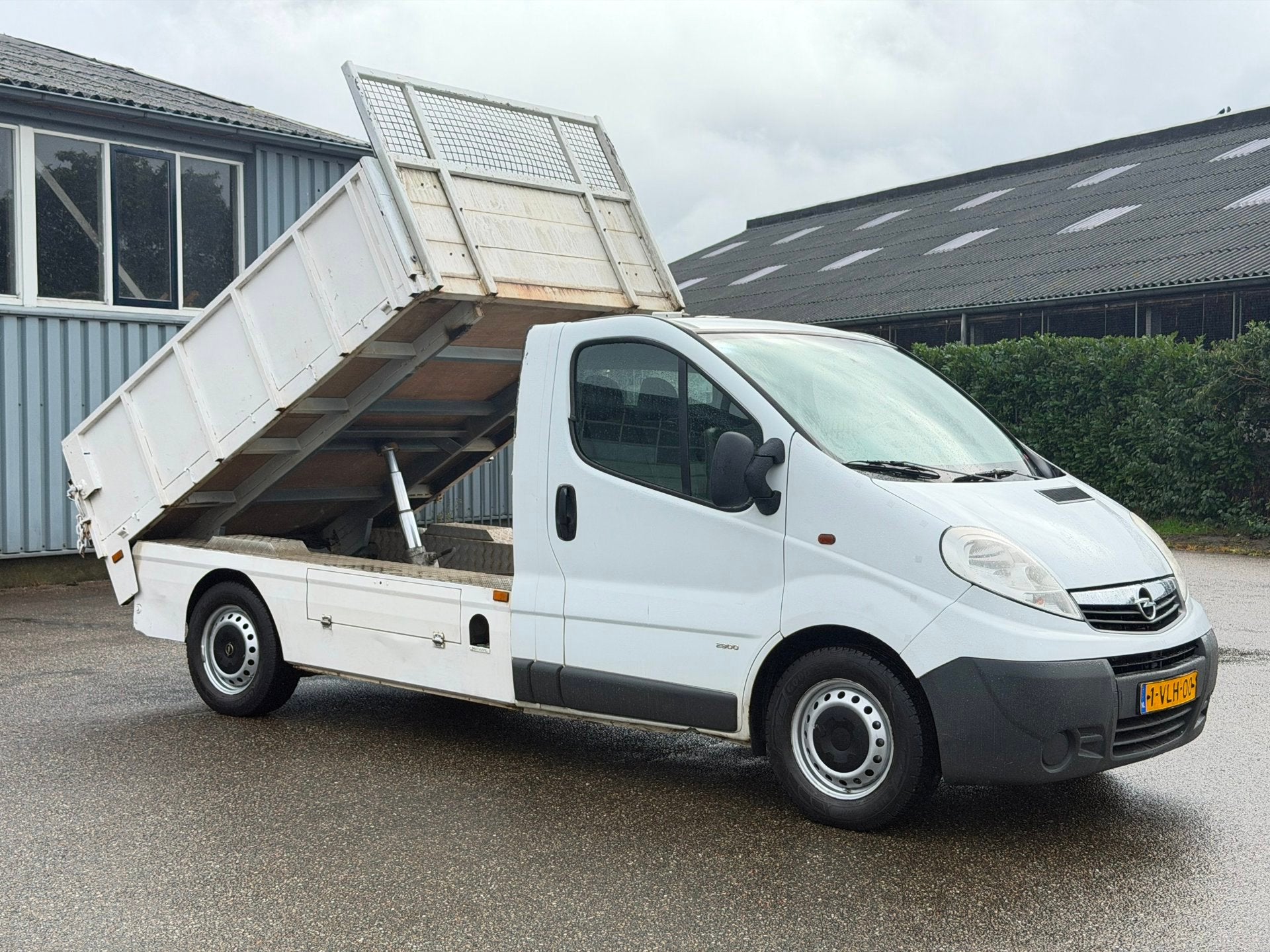 Opel Vivaro 2.0i L2 BENZINE | KIPPER | APK 2/2027 | MARGE, Auto's, Voorwielaandrijving, Stof, Gebruikt, Zwart