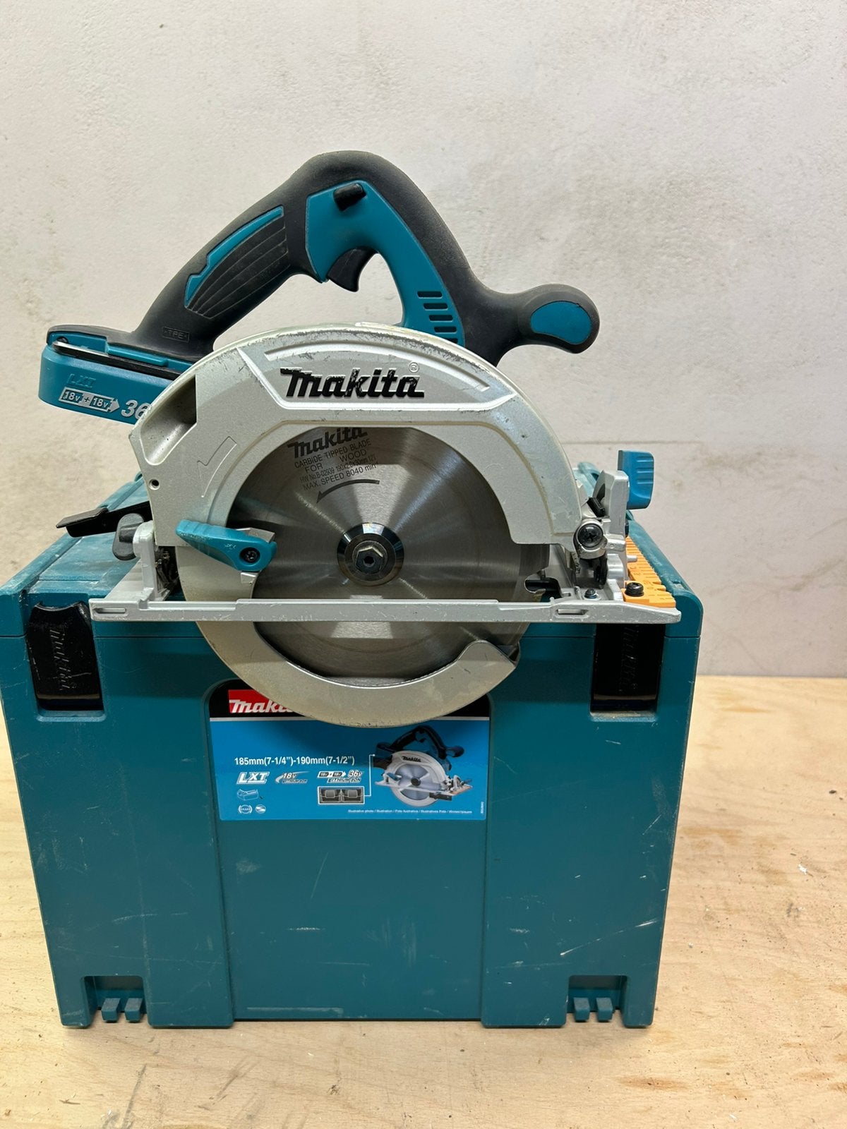 Makita DHS710ZJ handcirkel, Gebruikt, Cirkelzaag, Ophalen of Verzenden, 30 tot 70 mm