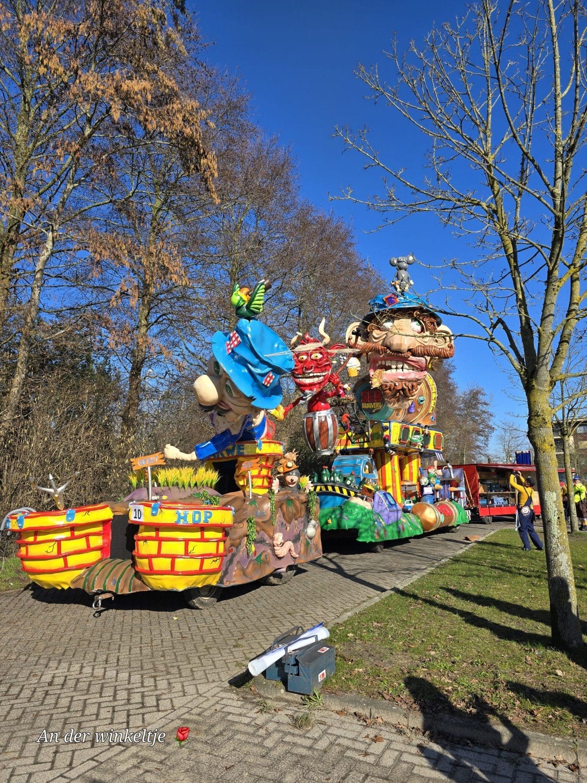 Onderdelen prijswinnende carnavalswagen thema Brouwerij, Ophalen, Carnaval