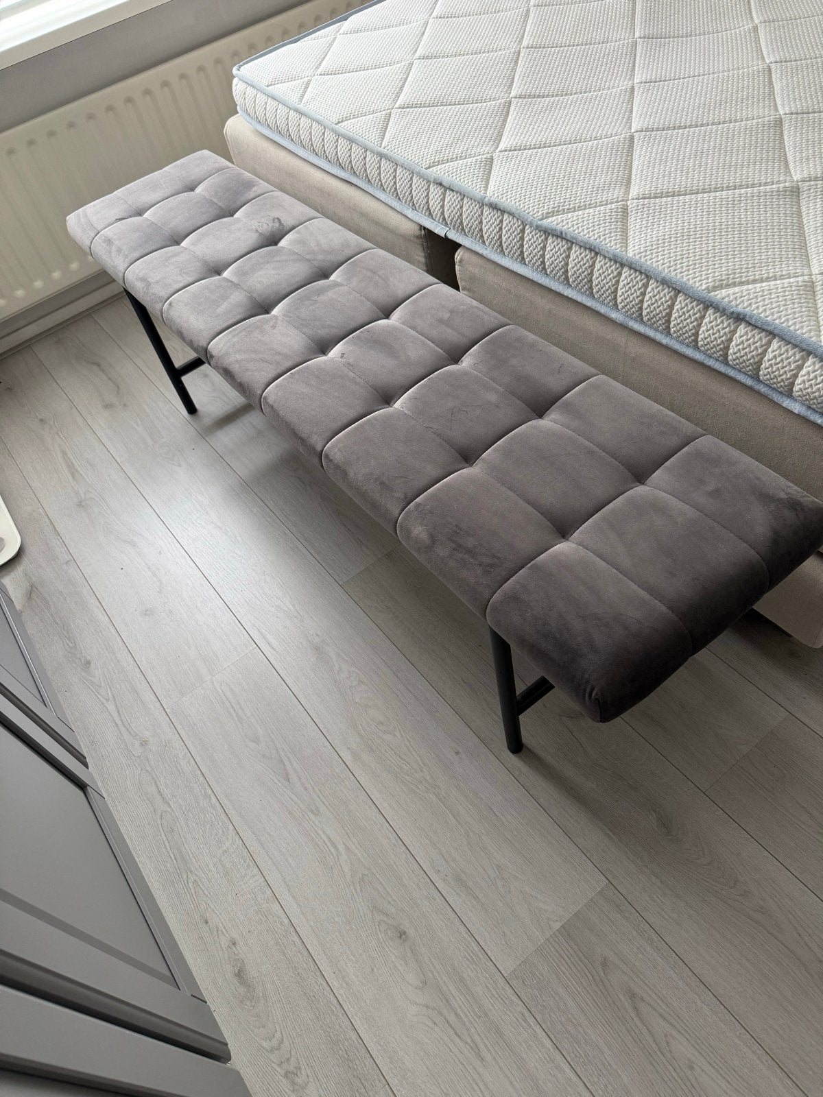 Westwing Fluwelen bank Sigfrid - Grijs, Huis en Inrichting, Ophalen, Minder dan 50 cm, 125 cm of meer, Zo goed als nieuw