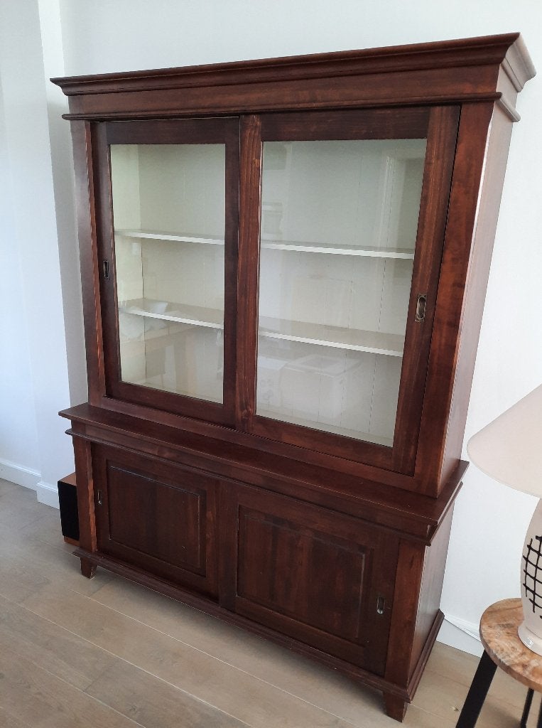 Donker houten vitrinekast met witte binnenkant, Ophalen, Met deur(en), 200 cm of meer, 150 tot 200 cm