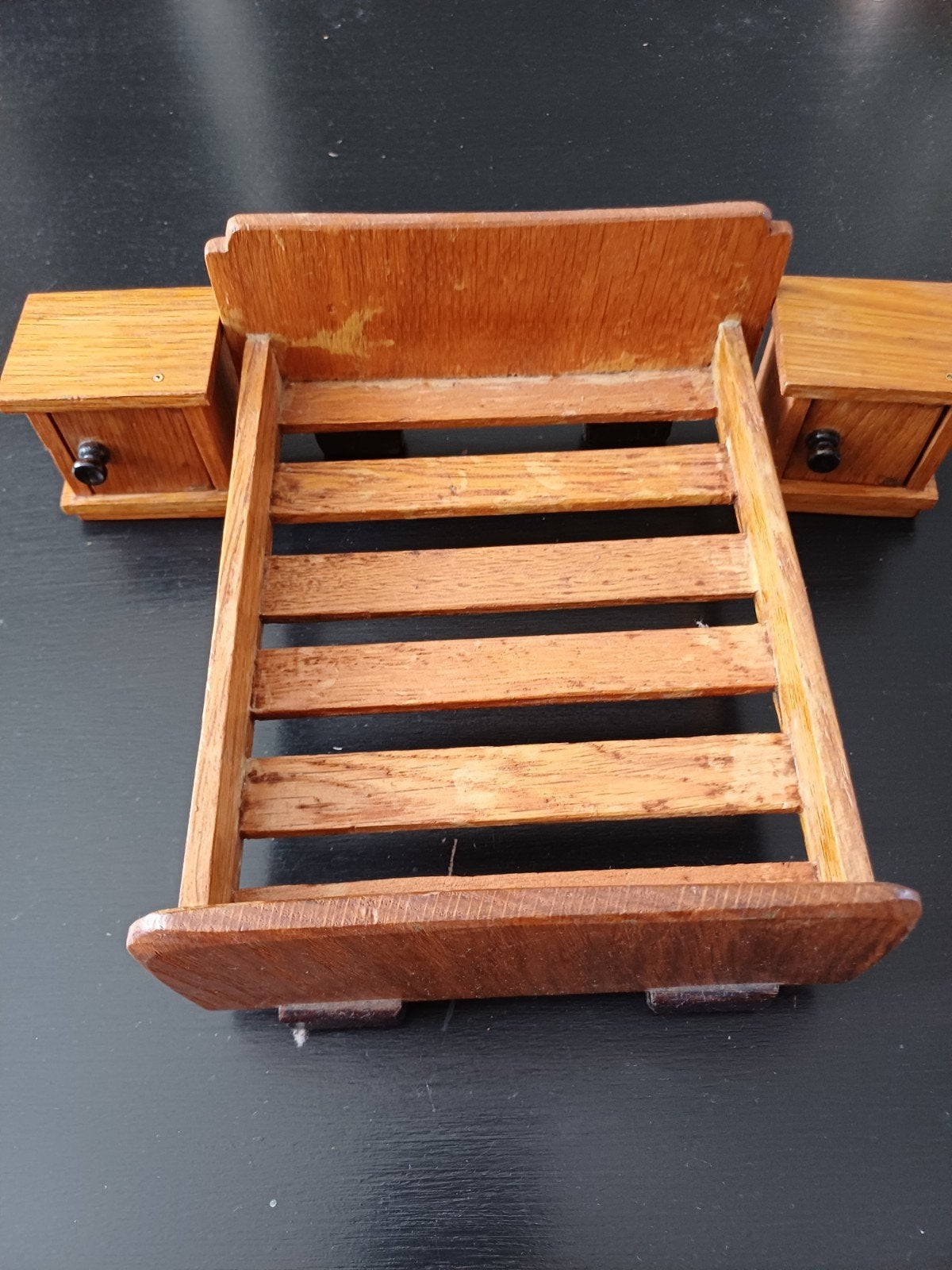 Vintage poppenhuis tweepersoonsbed met nachtkastjes, Ophalen, Zo goed als nieuw
