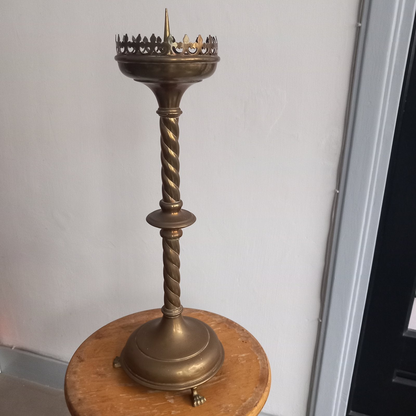 Neogotische Kandelaar, Ophalen