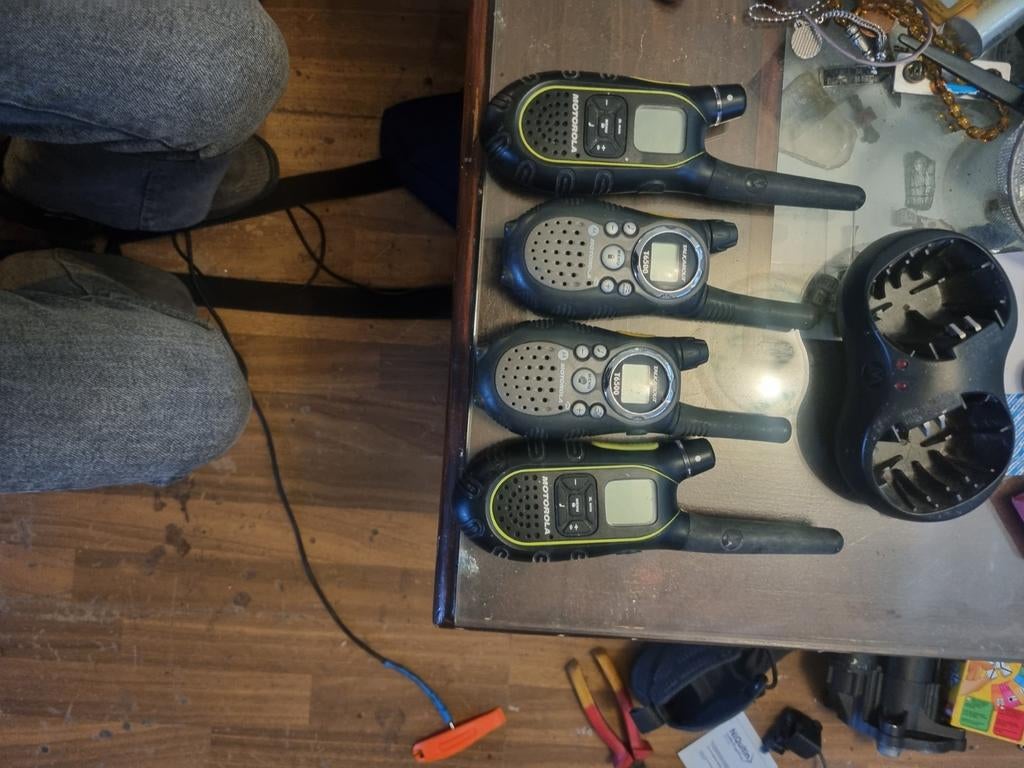 Motorola Walkie Talkies met Oplader  2 sets, Ophalen, 15 km of meer, Zo goed als nieuw, Portofoon of Walkie-talkie