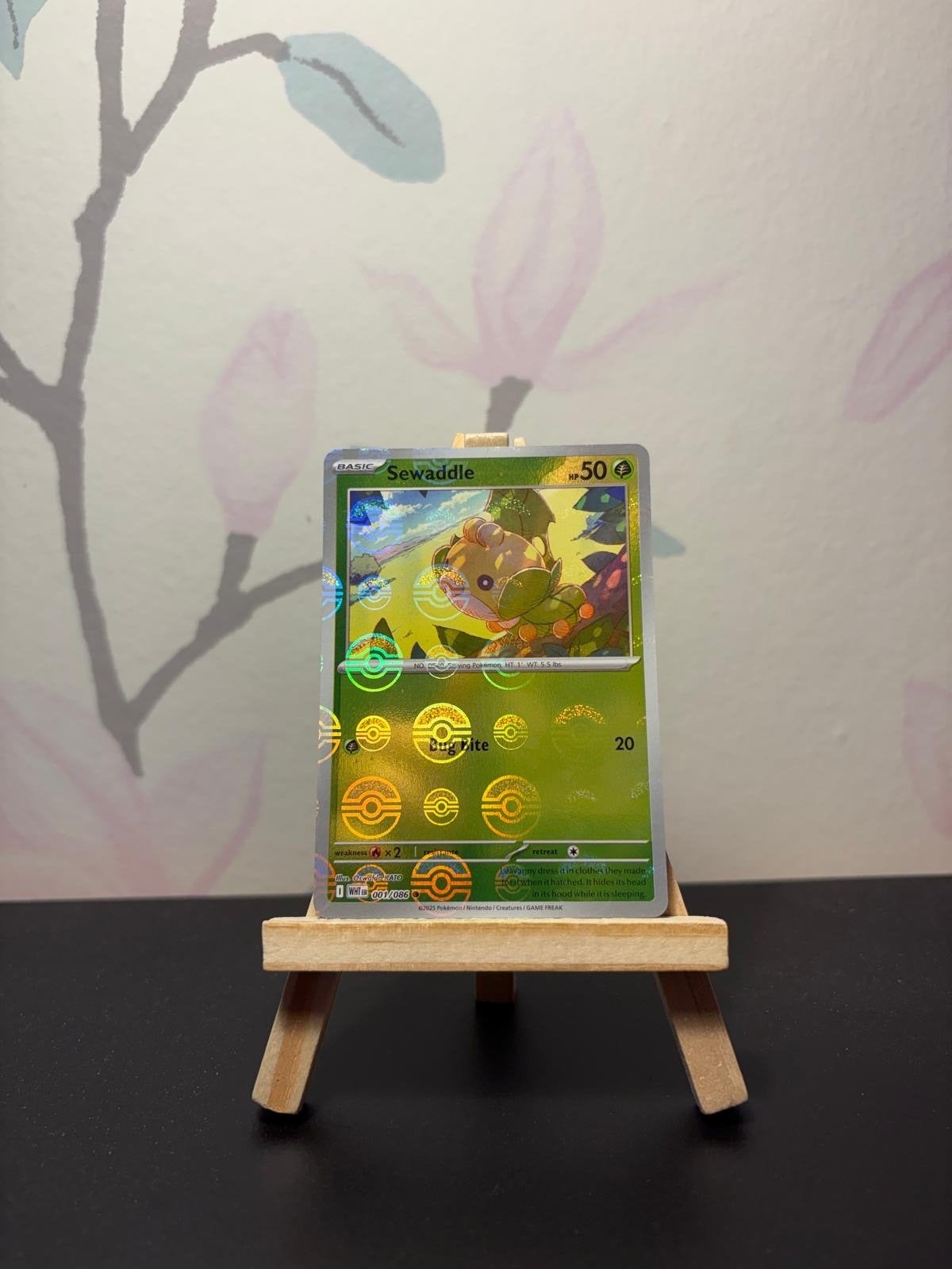 Sewaddle 001/086 Poke ball, Ophalen of Verzenden, Zo goed als nieuw, Losse kaart, Foil