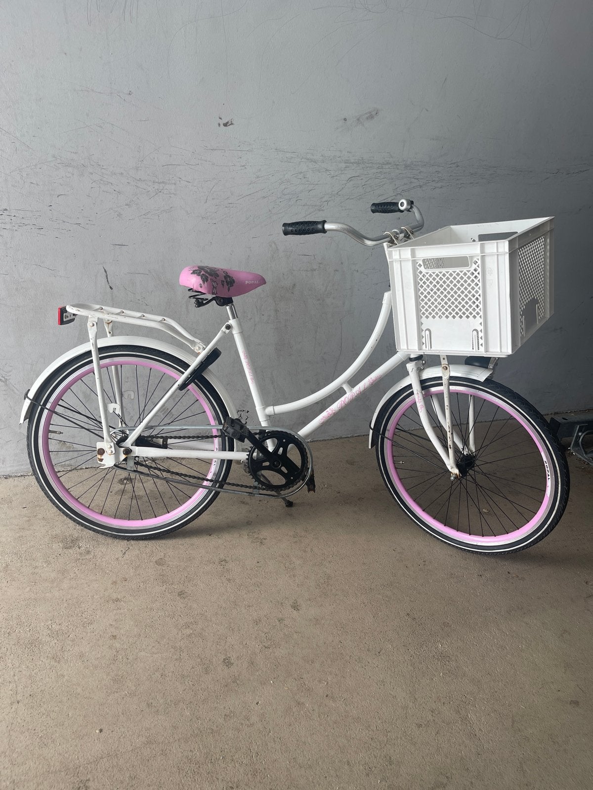 26 inch Witte damesfiets met roze accenten en voormand, Fietsen en Brommers, Terugtraprem, 50 tot 53 cm, Ophalen, Overige merken