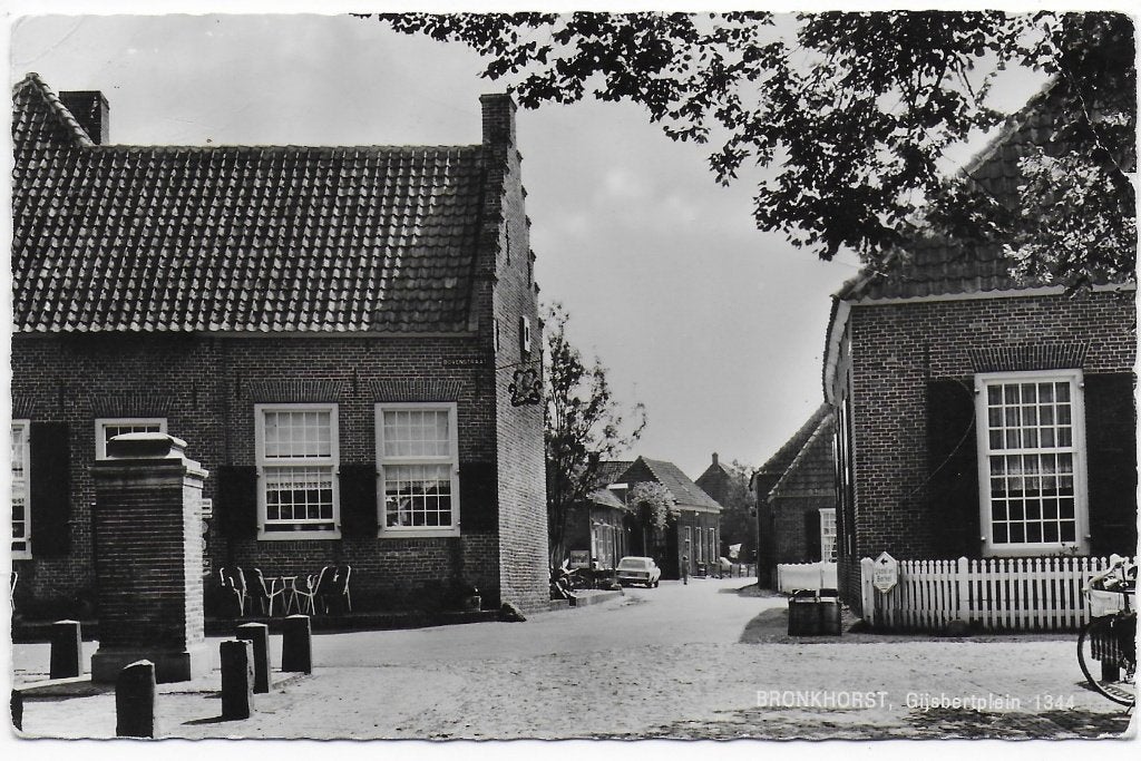 Bronkhorst Gijsbertplein Ansichtkaart uit 1967 ( B7708 ), Ophalen of Verzenden, 1960 tot 1980, Gelopen