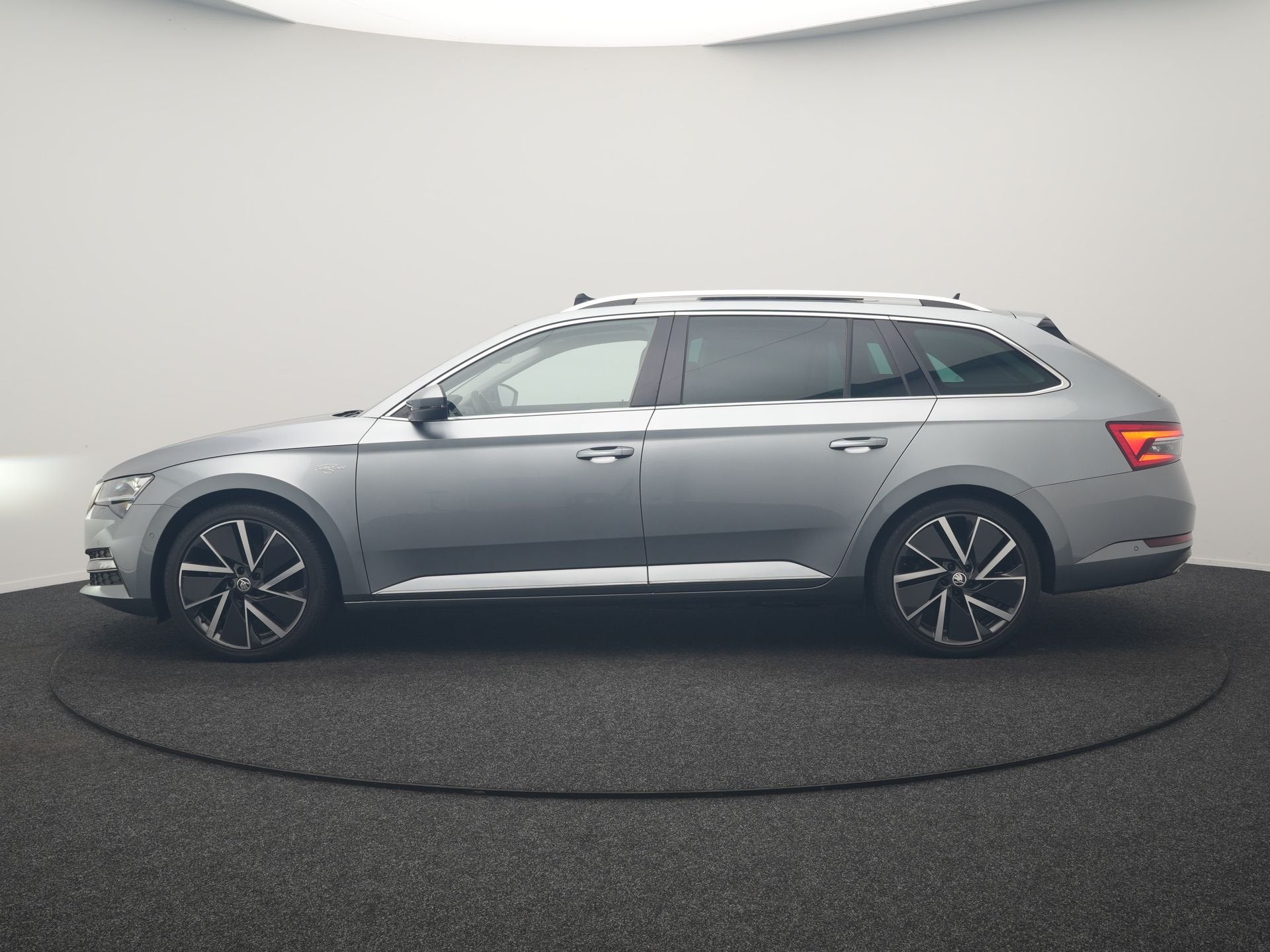 Skoda Superb Combi 1.4 TSI iV Laurin & Klement PHEV 218pk De, Dealer onderhouden, Gebruikt, Zwart, 4 cilinders