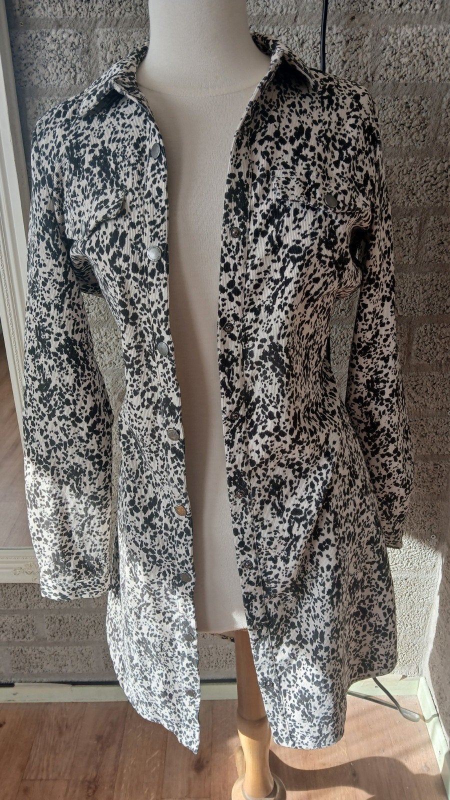 Dames spijkerjas lang -zwart/wit/beige print-Cotton Club - S, Zwart, Ophalen of Verzenden, Zo goed als nieuw, Maat 36 (S)
