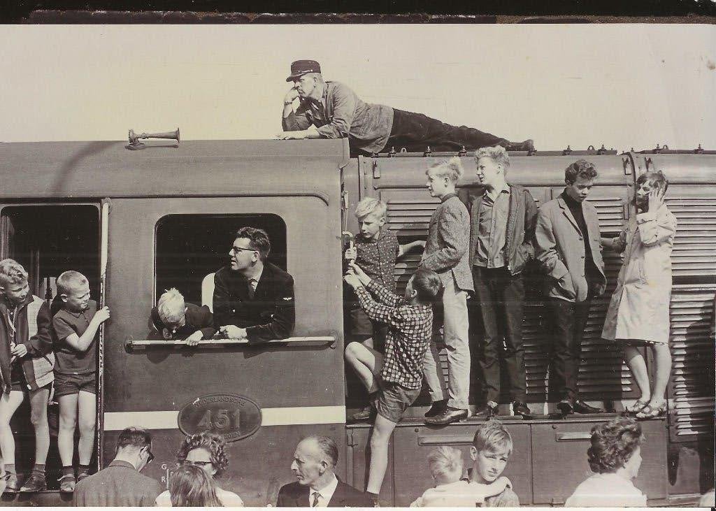 Westland Locomotief met conducteur en belangstellenden, Ophalen of Verzenden, Ongelopen, Zuid-Holland