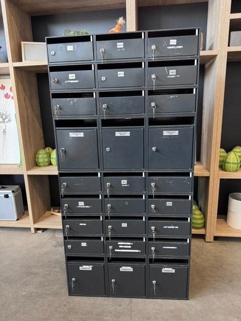 Metalen postvakkenkast – 27 vakken – zwart – €200