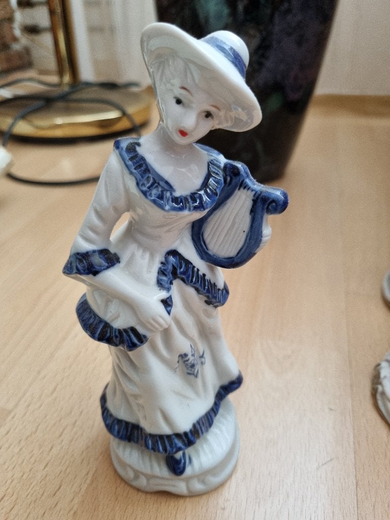 Klassiek vintage porseleinen beeldje - vrouw blauw, Ophalen, Zo goed als nieuw, Mens