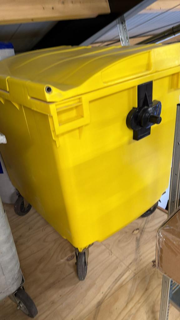 Grote gele afvalcontainer op wielen, Ophalen, 100 cm of meer, 60 cm of meer, Bak of Kist