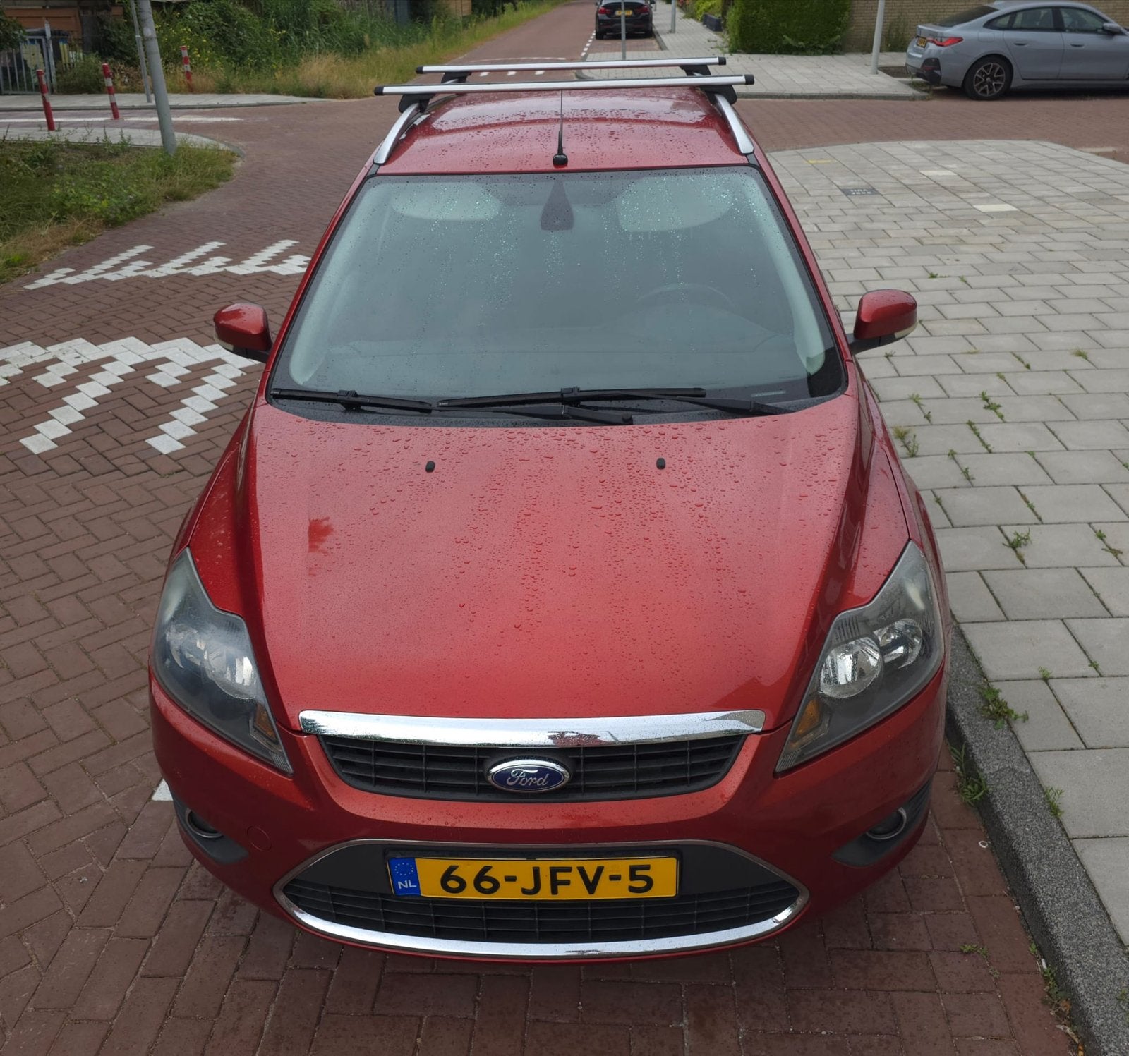 Ford Focus 1.6 16V Titanium 100PK 2009 Rood, 1596 cc, Parkeersensor, Zwart, 4 cilinders
