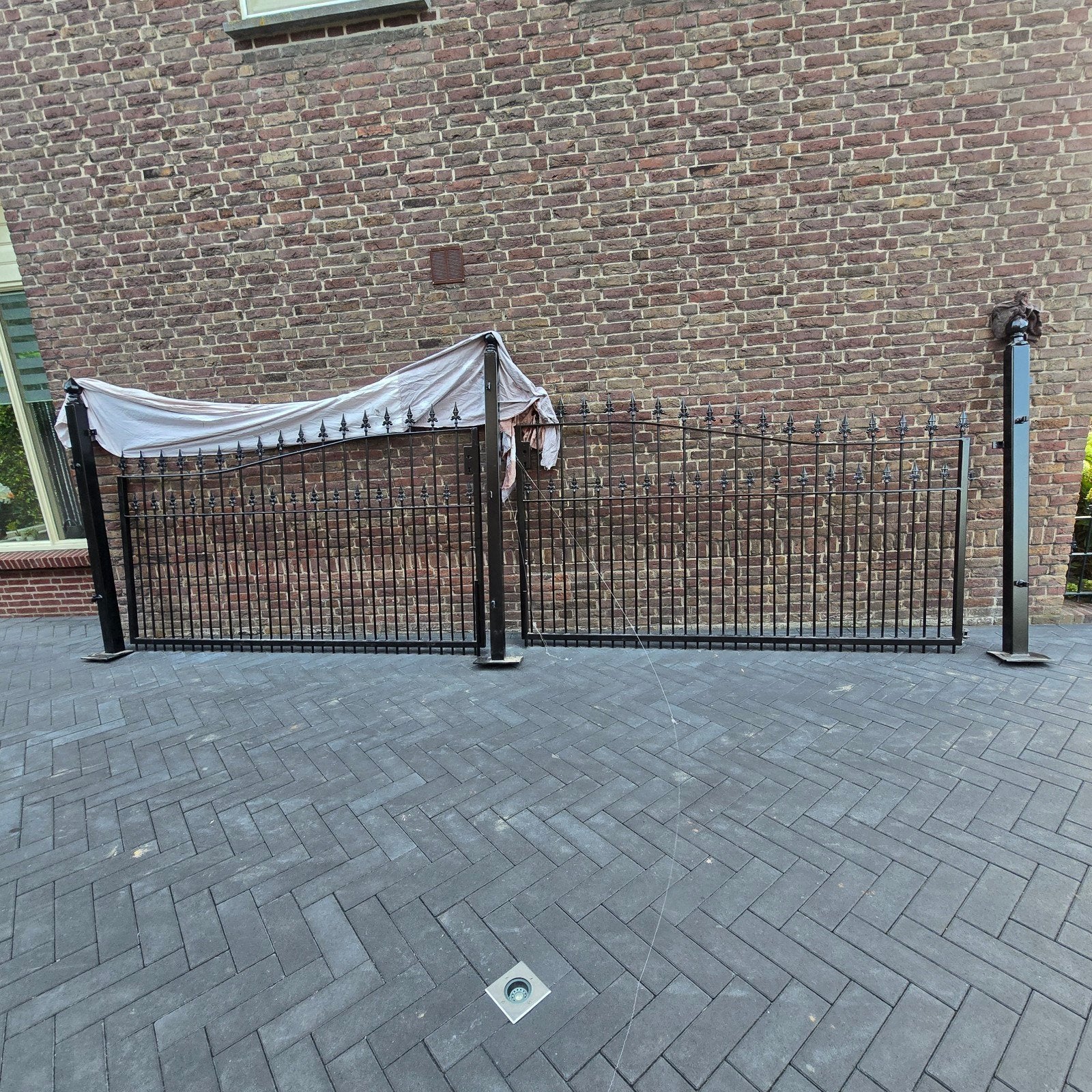 Dubbele poort van 5.57m breed, Met poort, Ophalen of Verzenden, Zo goed als nieuw, Sierhekwerk