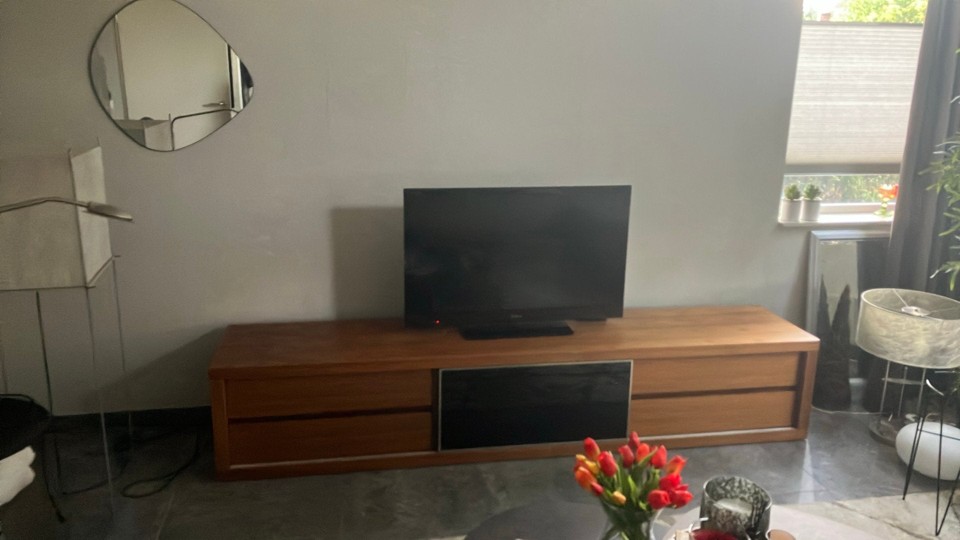 Tv meubel/lowboard notenfineer met 4 lades en glazen schuif, Huis en Inrichting, Kasten | Televisiemeubels, Ophalen, Overige materialen