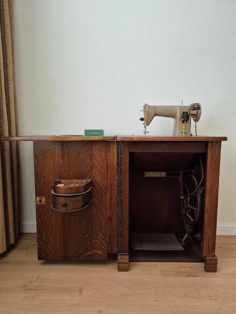 Gratis Vintage Singer Naaimachine in Houten Kast, Antiek en Kunst, Ophalen