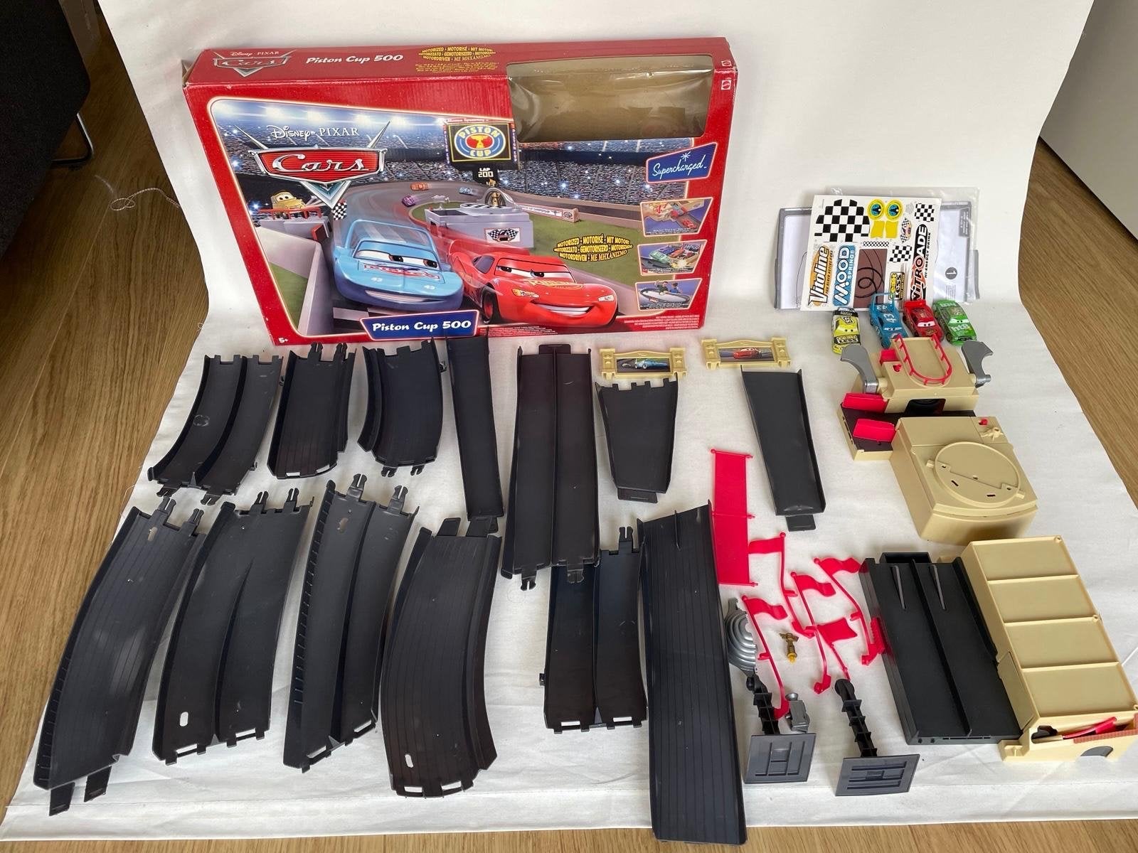 Disney Pixar Cars Piston Cup 500 Racebaan met 4 auto's, Overige merken, Ophalen of Verzenden, Elektrisch, Racebaan
