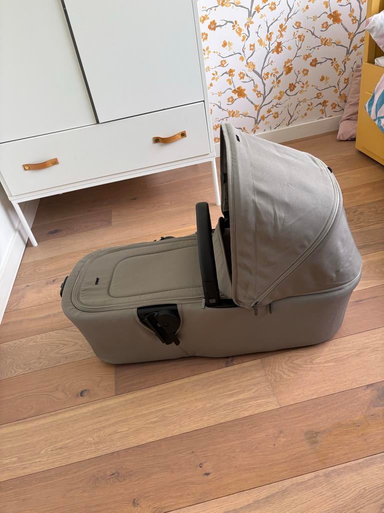 Joolz Aer+ Wieg in Sage Green, Zo goed als nieuw, Met reiswieg, Ophalen, Kinderwagen