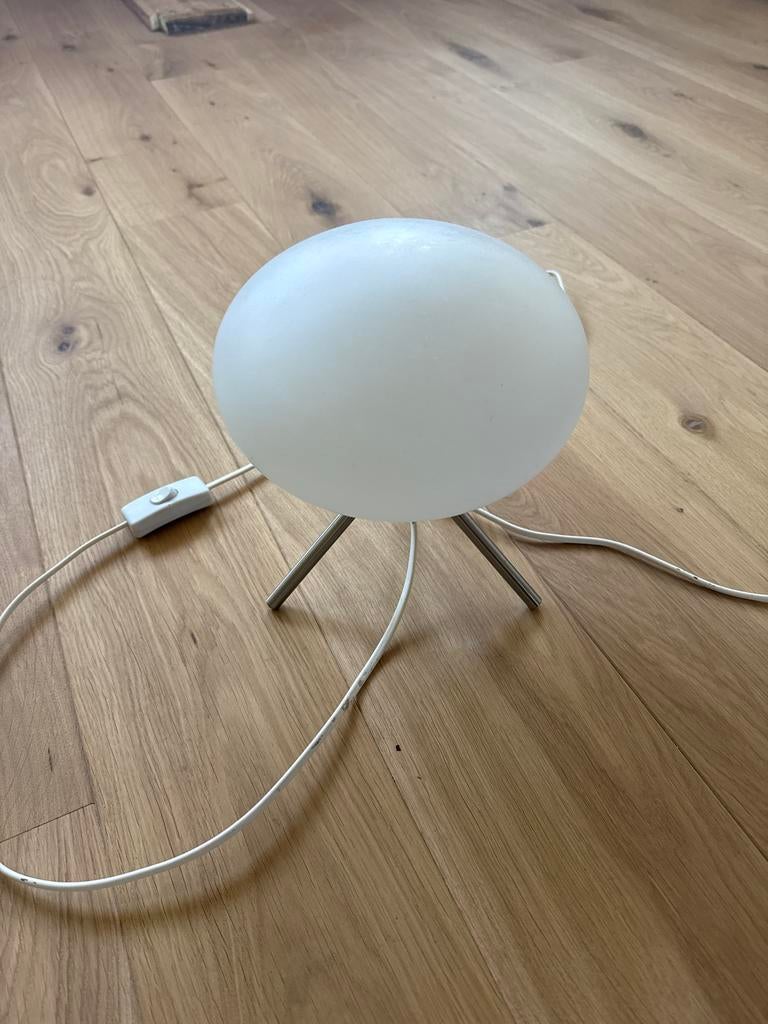 Moderne tafellamp met glazen bol en metalen poten, Huis en Inrichting, Lampen | Tafellampen, Ophalen, Gebruikt, Glas, Minder dan 50 cm