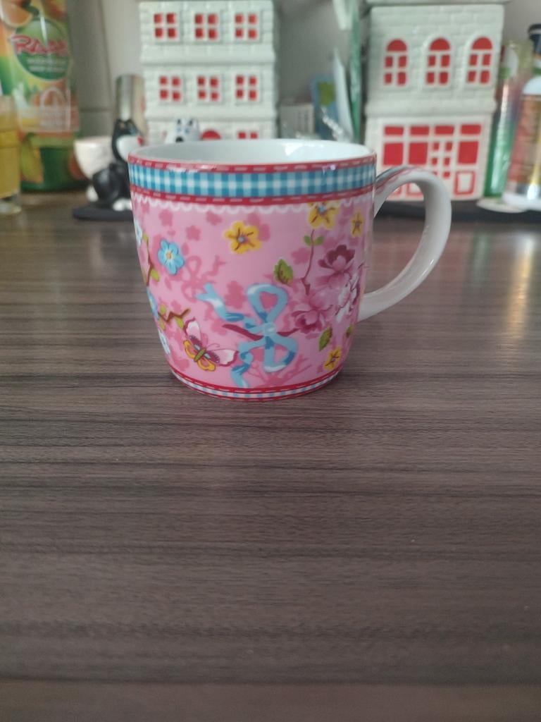 Studio Pip Royal Raja mok - Roze met bloemen en strikken, Huis en Inrichting, Keuken | Servies, Keramiek, Ophalen of Verzenden