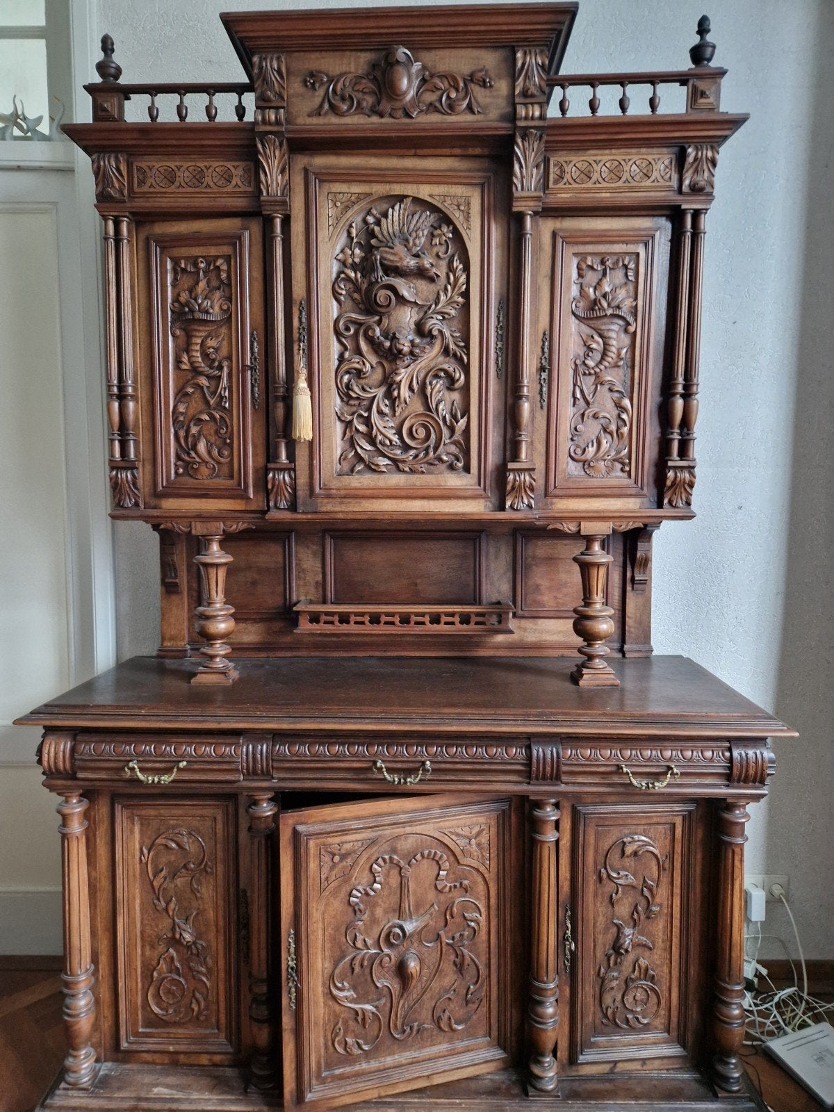 Antieke Jachtkast  met gedetailleerd houtsnijwerk, Antiek en Kunst, Ophalen of Verzenden
