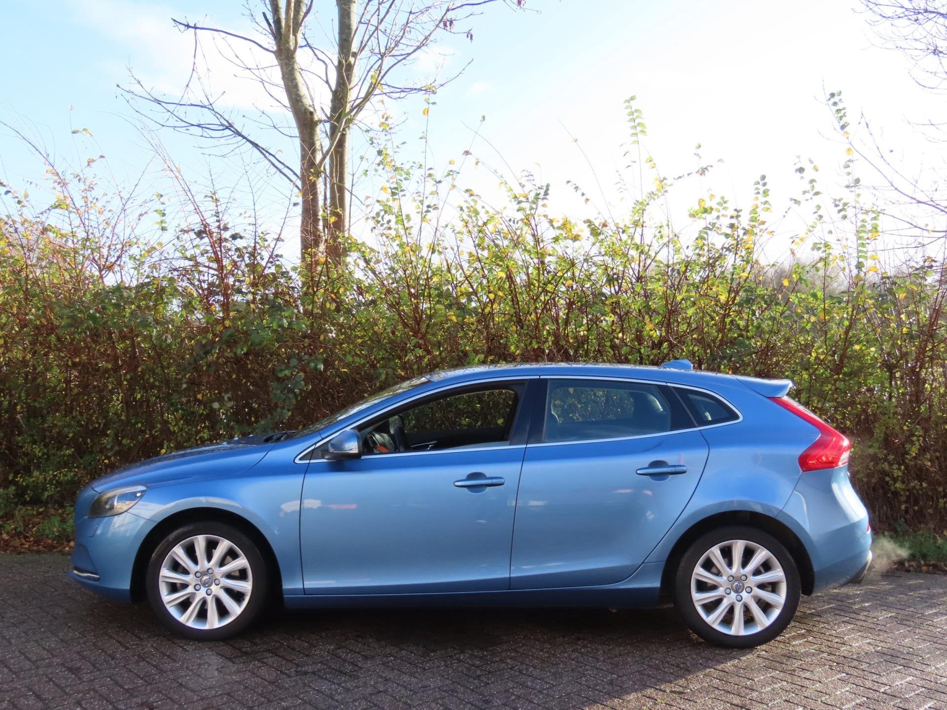 Volvo V40 2.0 T3 Momentum *152PK, Auto's, Voorwielaandrijving, Dealer onderhouden, Stof, Gebruikt