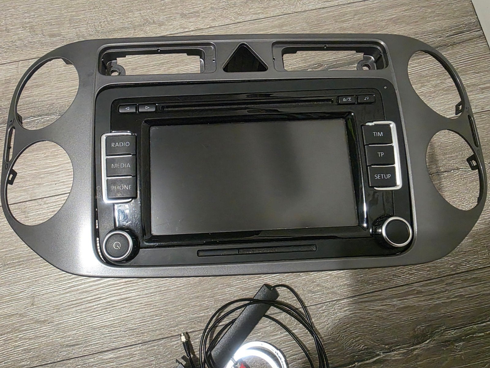 VW Multimedia Bosch + frame cover Tiguan 2010 + kabels, Auto diversen, Autoradio's, Ophalen, Zo goed als nieuw