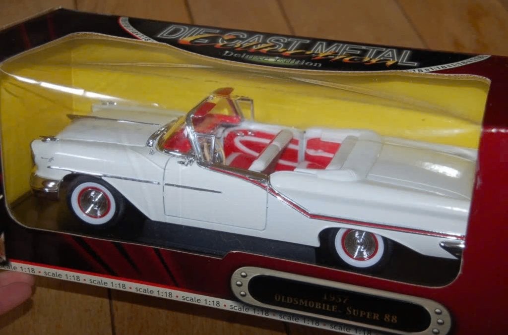 1:18 OLDSMOBILE SUPER 88 white ROAD LEGENDS in box WRH, Verzenden, Zo goed als nieuw, Auto, Overige merken
